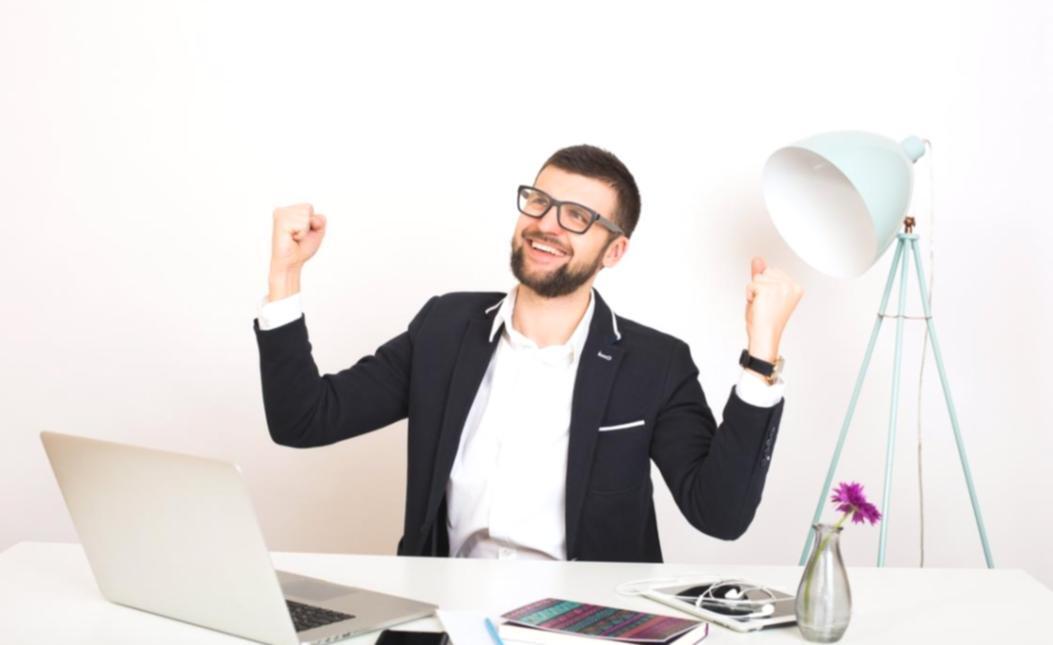 Estudiante participando en actividades de aprendizaje interactivo